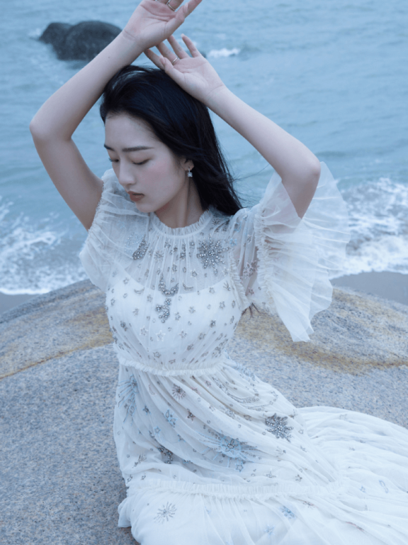 时代俊峰“大公主”邓恩熙穿一袭钻石裙,成熟又有魅力