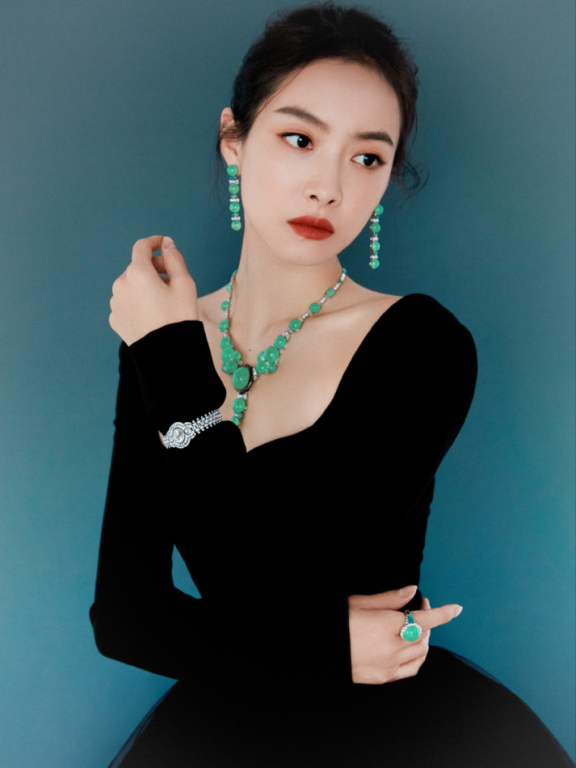 宋茜“暗蝶”时装配马丁靴超A,女团身材太出众