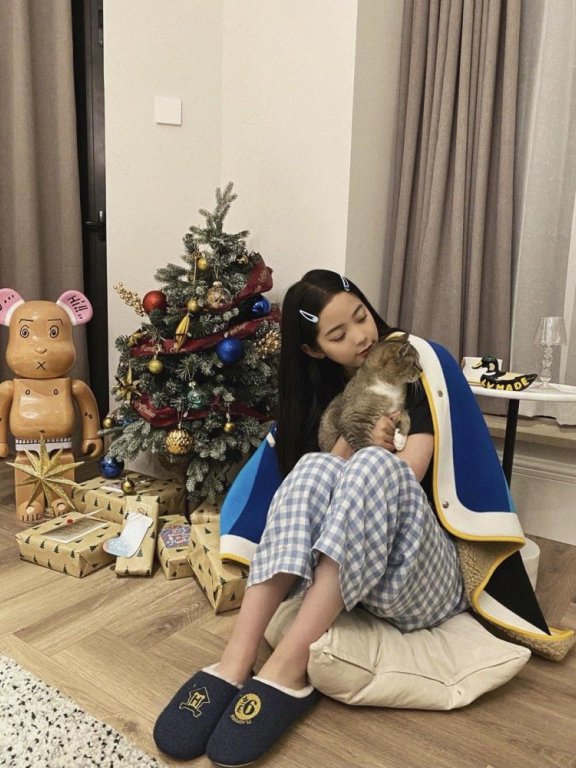 欧阳娜娜12月首次晒照,披毛毯穿睡衣秀INS风