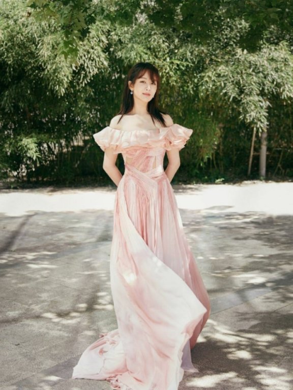 杨紫一字领礼服大秀天鹅颈,但厚重纱裙拖了后腿