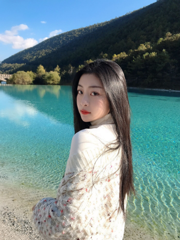 王承渲穿高领毛衣搭配针织开衫,想穿清纯就这样
