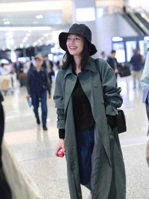 高圆圆街拍女王不是随便叫的，风衣配牛仔裤这么普通都能穿出大牌范