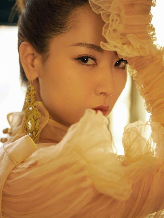 白冰穿国风刺绣长裙优雅大气,美得不像34岁的妈