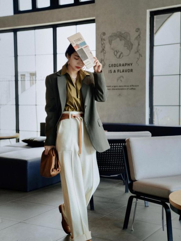 “绿色+棕色”听起来不靠谱,但穿起来却高级又显白,越看越喜欢