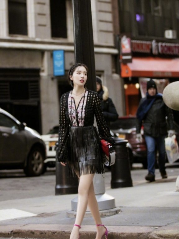 阚清子穿荧光绿衬衫搭配教练夹克,时髦又吸睛