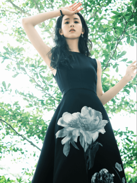 陈都灵身材比例堪比模特,穿黑色礼服端庄优雅,小蛮腰太性感