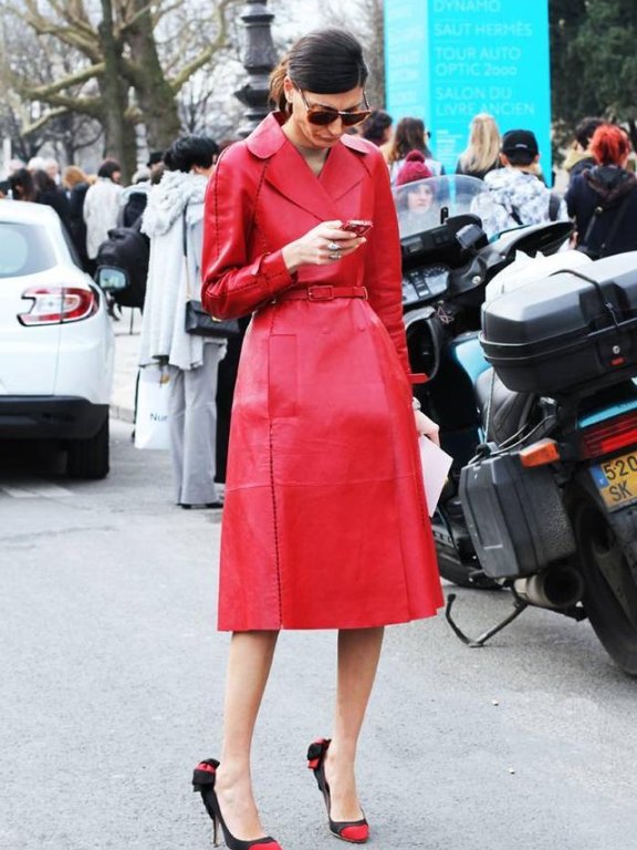 欧美街拍：今年流行“黑色搭配红色”，时髦吸睛还显高级