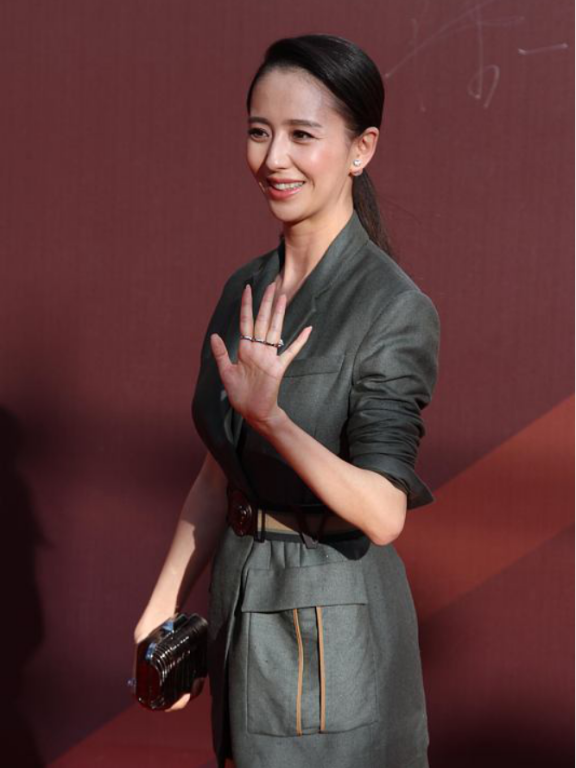 佟丽娅穿修身西装秀大长腿,曲线抢眼越来越性感