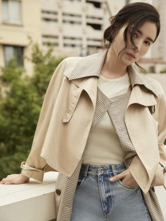 宋佳短外套叠穿格纹风衣好高级,换别人穿不出这样的气场