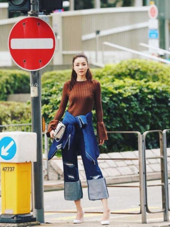 熊黛林穿修身针织衫不见赘肉,配阔腿裤比例太完美