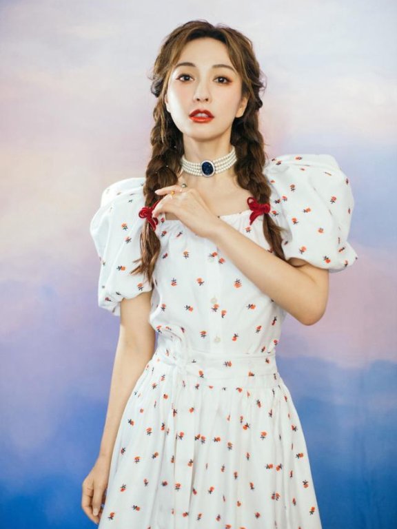 吴昕穿碎花裙配双麻花辫,娇俏减龄似18岁少女