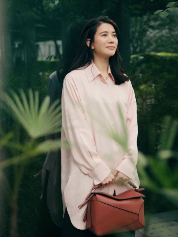 袁咏仪出席活动穿长衬衫搭阔腿裤闲适自在,大牌穿出了日常感