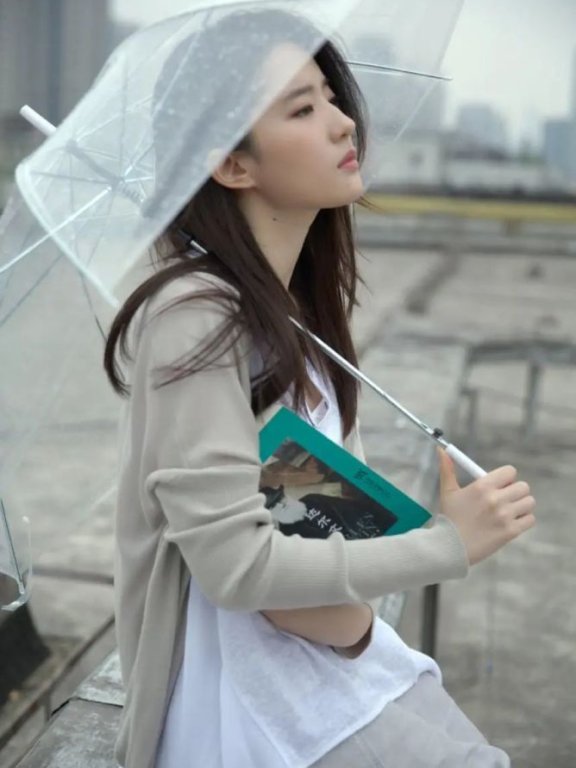 刘亦菲清纯无人能敌,穿棉麻裙雨中撑伞读书文艺少女感十足
