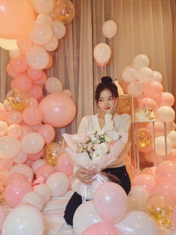 任敏21岁生日晒照,清纯甜美少女感吸睛,和时尚大片形成鲜明对比