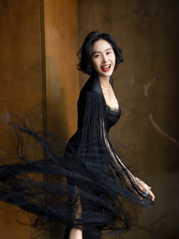 什么样的女人最完美?朱茵优雅穿搭展现出完美女人味