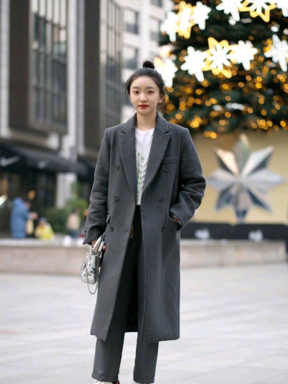 国内街拍：如何给穿搭做减法？叠穿只会变臃肿，换个思路变更美