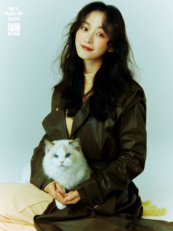 何泓姗带猫咪上镜变身神秘优雅喵系女郎,独特风格超级吸睛