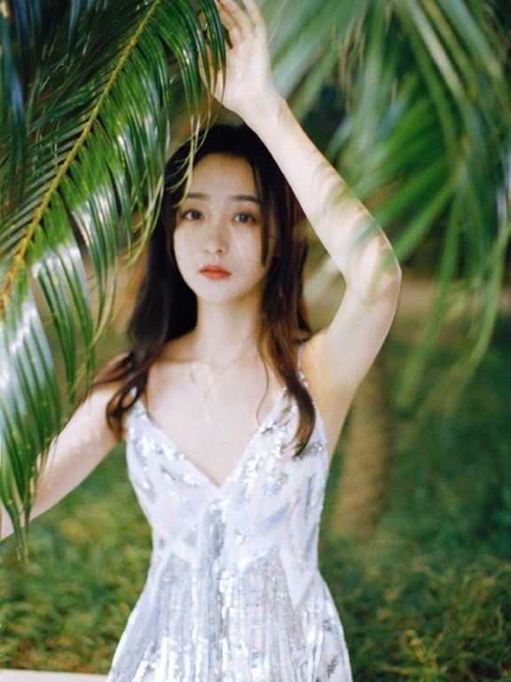 何泓姗穿吊带亮片裙梦幻闪耀,坐蓝色泳池边背影性感撩人