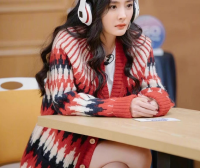 杨幂节目下衣失踪秀筷子腿,针织开衫解锁两种穿法都好看