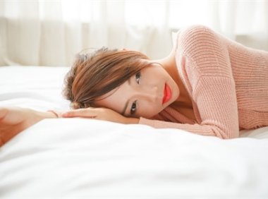 三个人在一个床上做了那个 很舒服过程很愉快下次还想玩