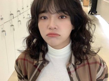 看金世正在《驱魔面馆》示范2021年女生中长发趋势,及肩、层次感、卷度细节不可少