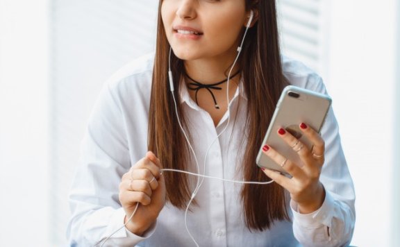 白衬衫怎么穿搭好看 白衬衫穿搭小技巧