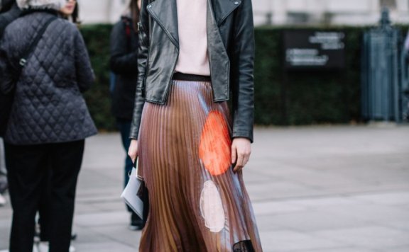 百褶半身裙怎么配上衣 冬季怎样穿百褶裙好看