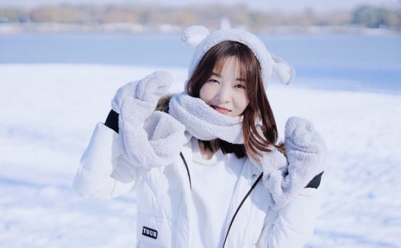 白色羽绒服怎么穿好看?白色羽绒服内搭什么有时尚感