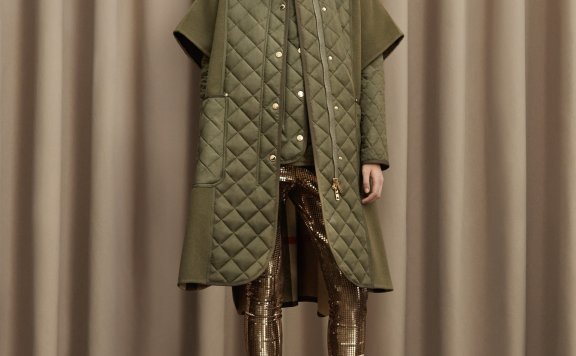 2021早秋服装早报:套上户外风的滤镜,Burberry演绎非常规都市装扮