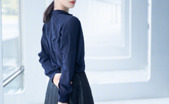 孙莉衣服穿得简单随性也有大小姐范,骨子里就有高级感