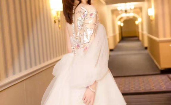 主持界第一腿精张纯烨 搭配薄纱彩裙亮相“苹果肌”才是亮点