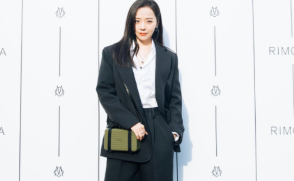 张靓颖个子不高但比例好,穿西装配大短裤穿出了170CM的气场