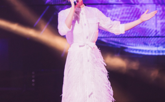 张靓颖一身羽毛装太有仙气了,但发型更有一种野味