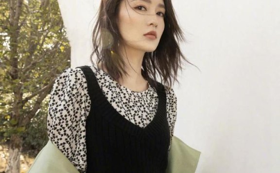 李沁穿浅绿色风衣搭牛仔裤精致甜美,少女感十足