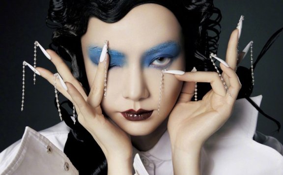 戚薇十二月双封面大片释出，暗黑眼妆搭配酷飒造型尽显独特魅力