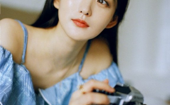 何泓姗穿蓝色吊带露肩长裙浪漫又温柔,长发飘飘如仙女