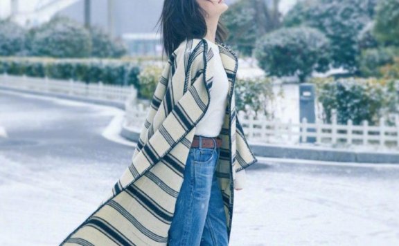 李沁寒风中拍靓照,发丝飞扬更显唯美气质,针织风衣外套简约时尚