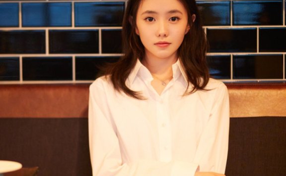 谋女郎刘浩存美艳浓妆显成熟,不再是素面朝天的打扮