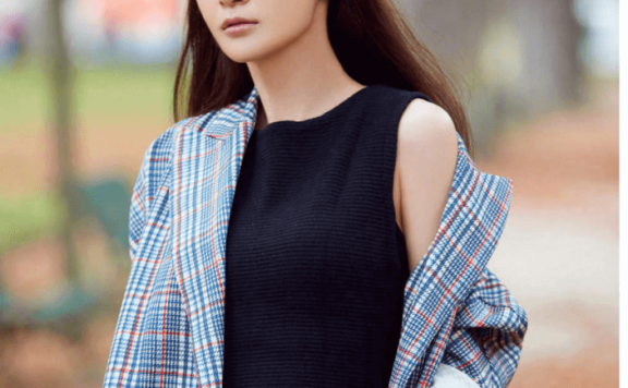 姚笛穿格纹西服套装,高级时髦又干练
