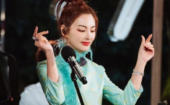 张雨绮丸子头配蓝绿色羽毛旗袍精致高级,这造型我给满分