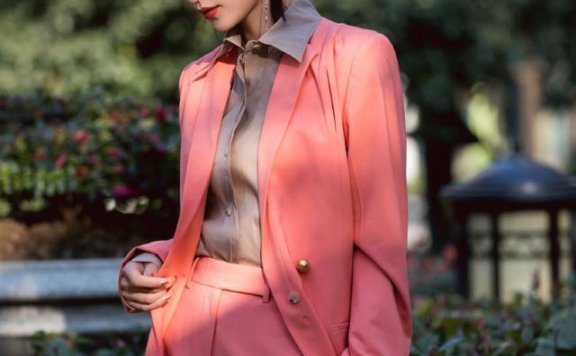 万茜穿橘粉色西装,气质好自信又高级