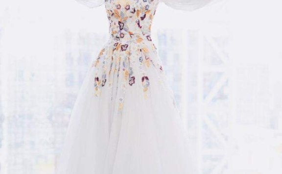 阚清子穿深V刺绣长裙身材曼妙,不用羡慕张若昀