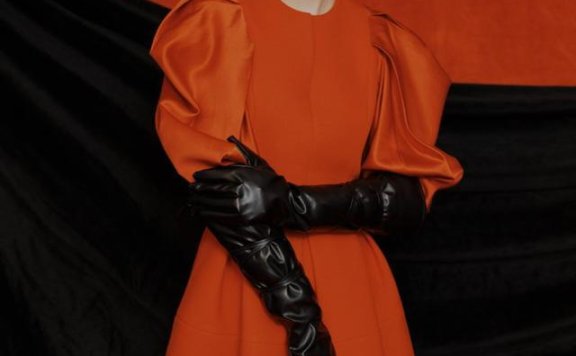 李沁跨年晚会造型曝光,红裙配皮手套明艳复古