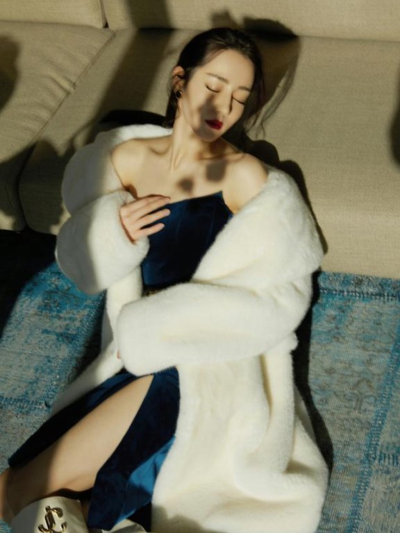 直男都喜欢迪丽热巴,穿开叉抹胸裙勒出“大S”曲线,这腿太招摇