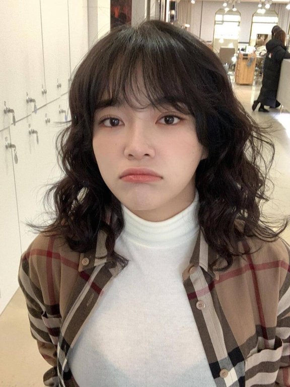 看金世正在《驱魔面馆》示范2021年女生中长发趋势,及肩、层次感、卷度细节不可少
