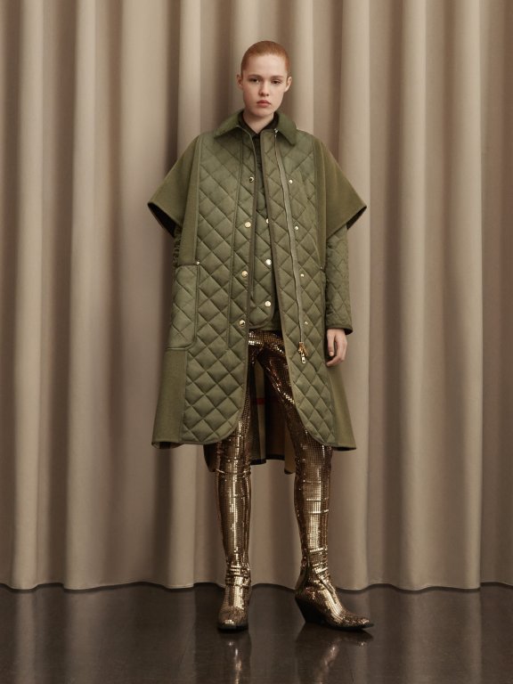2021早秋服装早报:套上户外风的滤镜,Burberry演绎非常规都市装扮