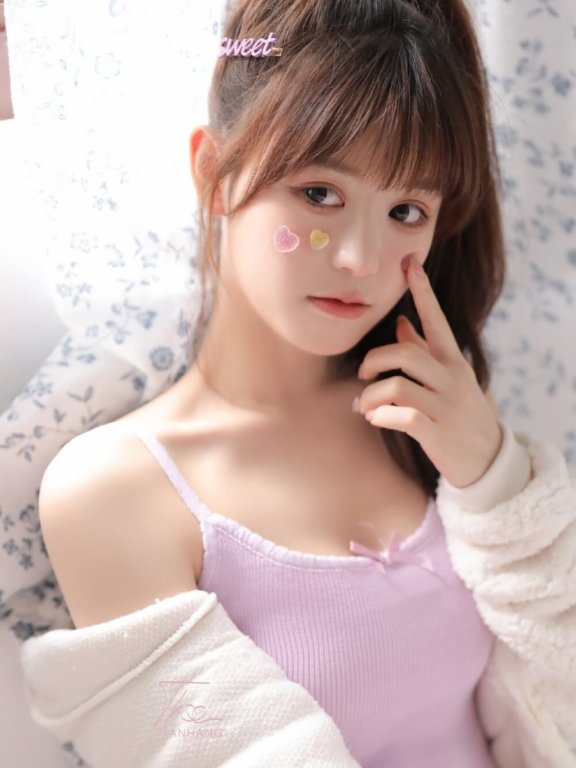 甜美动人粉嫩牛奶肌美少女室内艺术风格照片