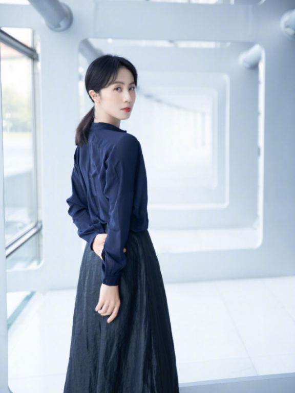孙莉衣服穿得简单随性也有大小姐范,骨子里就有高级感