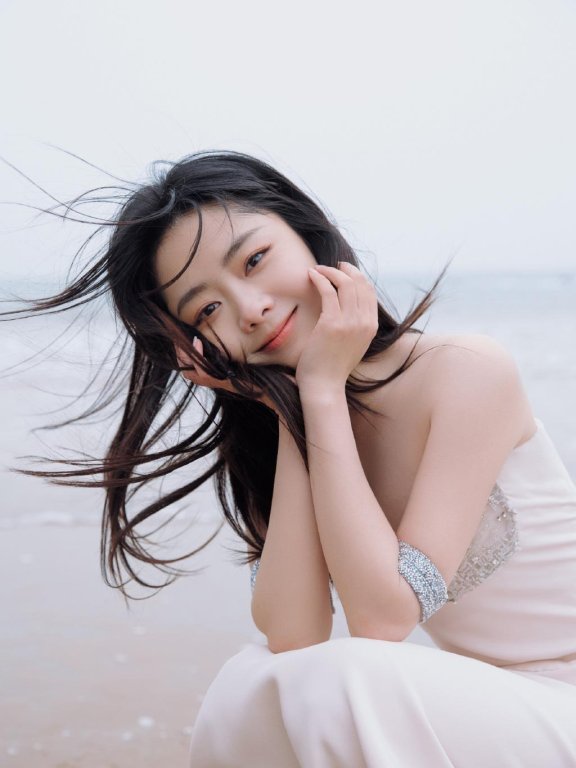 谭松韵拍主题“海风谐歌”时尚大片,素净长裙甜笑优雅太迷人