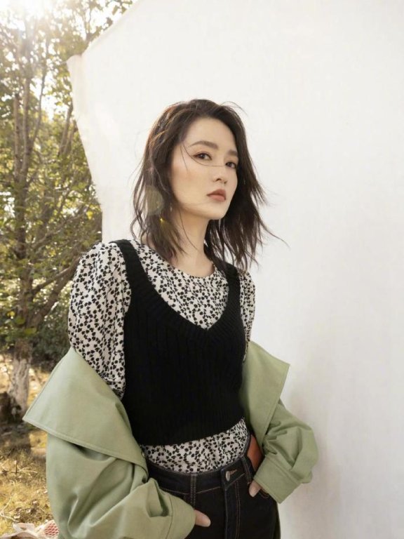 李沁穿浅绿色风衣搭牛仔裤精致甜美,少女感十足